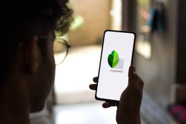 Batı Bangal, Hindistan - 28 Eylül 2021: Telefon ekranı görüntüsünde Snapseed logosu.