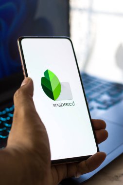 Batı Bangal, Hindistan - 28 Eylül 2021: Telefon ekranı görüntüsünde Snapseed logosu.