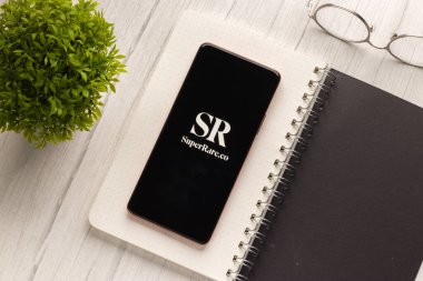 Batı Bangal, Hindistan - 28 Eylül 2021: Telefon ekranı görüntüsünde Super Nadir bulunan logo.