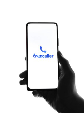 Batı Bangal, Hindistan - 28 Eylül 2021: Telefon ekranında Truecaller logosu.