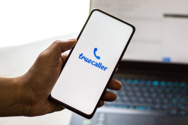 Batı Bangal, Hindistan - 28 Eylül 2021: Telefon ekranında Truecaller logosu.