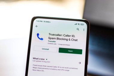 Batı Bangal, Hindistan - 28 Eylül 2021: Telefon ekranında Truecaller logosu.