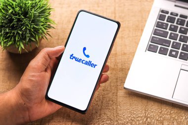 Batı Bangal, Hindistan - 28 Eylül 2021: Telefon ekranında Truecaller logosu.