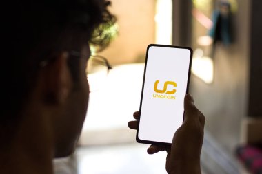Batı Bangal, Hindistan - 28 Eylül 2021: Telefon ekranındaki Unocoin logosu.