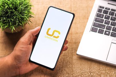 Batı Bangal, Hindistan - 28 Eylül 2021: Telefon ekranındaki Unocoin logosu.
