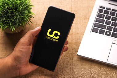 Batı Bangal, Hindistan - 28 Eylül 2021: Telefon ekranındaki Unocoin logosu.