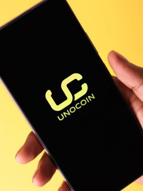 Batı Bangal, Hindistan - 28 Eylül 2021: Telefon ekranındaki Unocoin logosu.