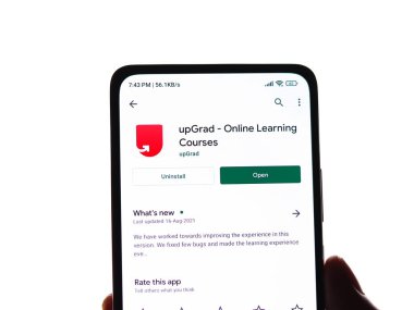 Batı Bangal, Hindistan - 28 Eylül 2021: telefon ekranında yükseltilmiş logo.