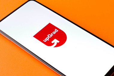 Batı Bangal, Hindistan - 28 Eylül 2021: telefon ekranında yükseltilmiş logo.