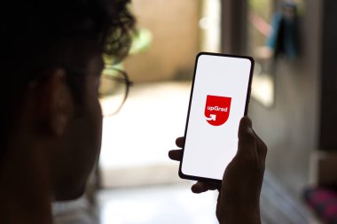 Batı Bangal, Hindistan - 28 Eylül 2021: telefon ekranında yükseltilmiş logo.