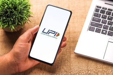 Batı Bangal, Hindistan - 28 Eylül 2021: Telefon ekranında UPI logosu.