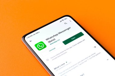 Batı Bangal, Hindistan - 28 Eylül 2021: Telefon ekranında WhatsApp logosu.