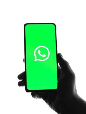 Batı Bangal, Hindistan - 28 Eylül 2021: Telefon ekranında WhatsApp logosu.