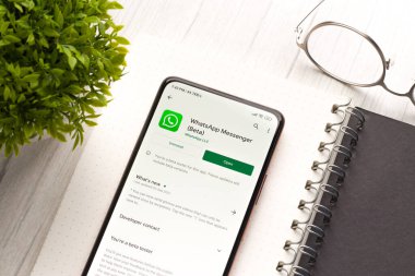 Batı Bangal, Hindistan - 28 Eylül 2021: Telefon ekranında WhatsApp logosu.
