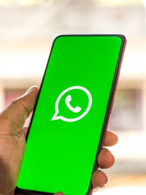 Batı Bangal, Hindistan - 28 Eylül 2021: Telefon ekranında WhatsApp logosu.