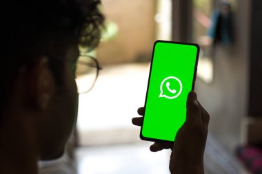 Batı Bangal, Hindistan - 28 Eylül 2021: Telefon ekranında WhatsApp logosu.