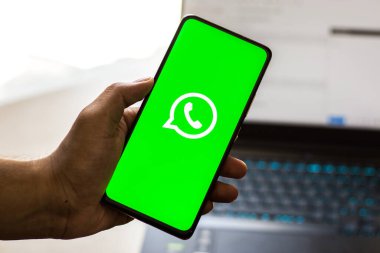 Batı Bangal, Hindistan - 28 Eylül 2021: Telefon ekranında WhatsApp logosu.