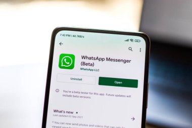 Batı Bangal, Hindistan - 28 Eylül 2021: Telefon ekranında WhatsApp logosu.