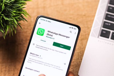Batı Bangal, Hindistan - 28 Eylül 2021: Telefon ekranında WhatsApp logosu.