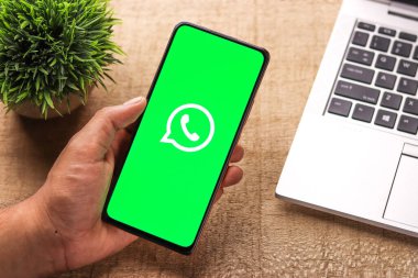 Batı Bangal, Hindistan - 28 Eylül 2021: Telefon ekranında WhatsApp logosu.