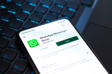 Batı Bangal, Hindistan - 28 Eylül 2021: Telefon ekranında WhatsApp logosu.
