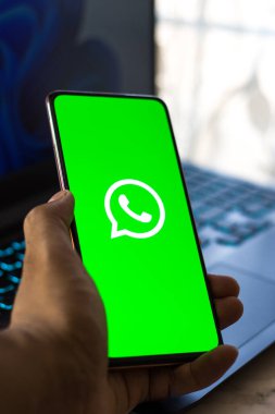 Batı Bangal, Hindistan - 28 Eylül 2021: Telefon ekranında WhatsApp logosu.