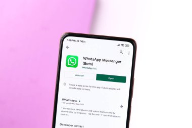 Batı Bangal, Hindistan - 28 Eylül 2021: Telefon ekranında WhatsApp logosu.
