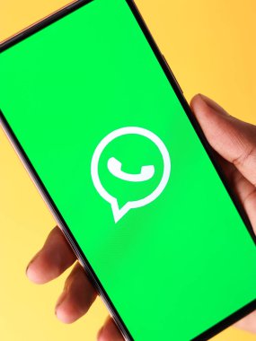 Batı Bangal, Hindistan - 28 Eylül 2021: Telefon ekranında WhatsApp logosu.