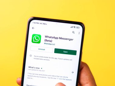 Batı Bangal, Hindistan - 28 Eylül 2021: Telefon ekranında WhatsApp logosu.