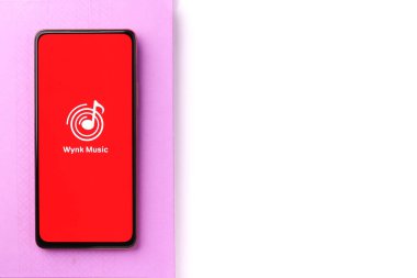 Batı Bangal, Hindistan - 28 Eylül 2021: Telefon ekranında Wynk müzik logosu.