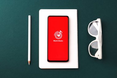 Batı Bangal, Hindistan - 28 Eylül 2021: Telefon ekranında Wynk müzik logosu.