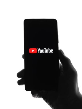 Batı Bangal, Hindistan - 28 Eylül 2021: Telefon ekranında Youtube logosu.
