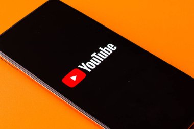 Batı Bangal, Hindistan - 28 Eylül 2021: Telefon ekranında Youtube logosu.