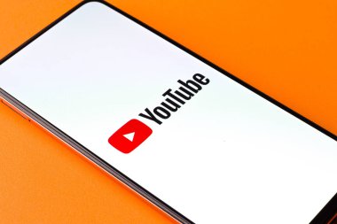 Batı Bangal, Hindistan - 28 Eylül 2021: Telefon ekranında Youtube logosu.