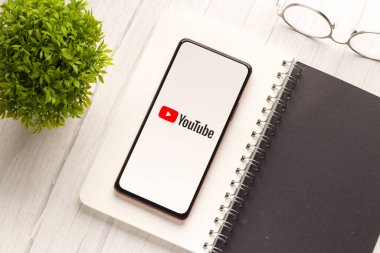Batı Bangal, Hindistan - 28 Eylül 2021: Telefon ekranında Youtube logosu.