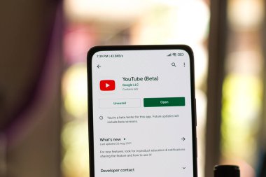 Batı Bangal, Hindistan - 28 Eylül 2021: Telefon ekranında Youtube logosu.