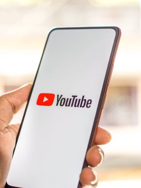 Batı Bangal, Hindistan - 28 Eylül 2021: Telefon ekranında Youtube logosu.