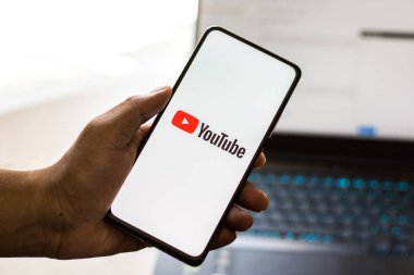Batı Bangal, Hindistan - 28 Eylül 2021: Telefon ekranında Youtube logosu.
