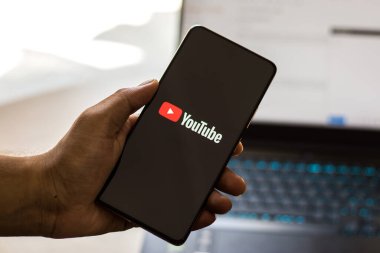 Batı Bangal, Hindistan - 28 Eylül 2021: Telefon ekranında Youtube logosu.