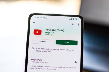 Batı Bangal, Hindistan - 28 Eylül 2021: Telefon ekranında Youtube logosu.