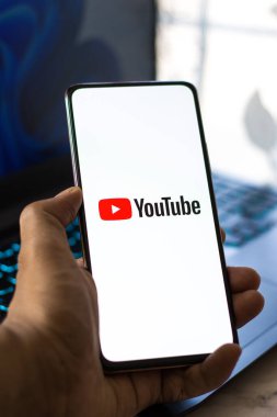 Batı Bangal, Hindistan - 28 Eylül 2021: Telefon ekranında Youtube logosu.