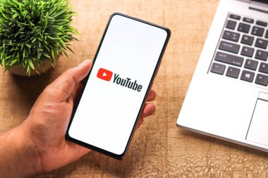 Batı Bangal, Hindistan - 28 Eylül 2021: Telefon ekranında Youtube logosu.