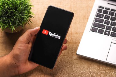 Batı Bangal, Hindistan - 28 Eylül 2021: Telefon ekranında Youtube logosu.