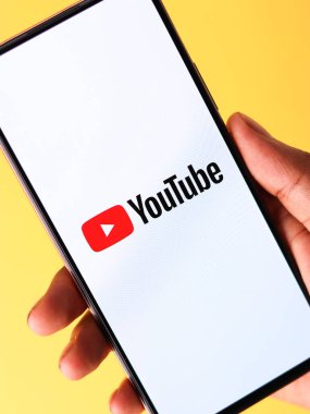 Batı Bangal, Hindistan - 28 Eylül 2021: Telefon ekranında Youtube logosu.