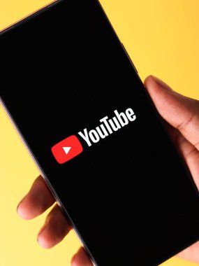 Batı Bangal, Hindistan - 28 Eylül 2021: Telefon ekranında Youtube logosu.