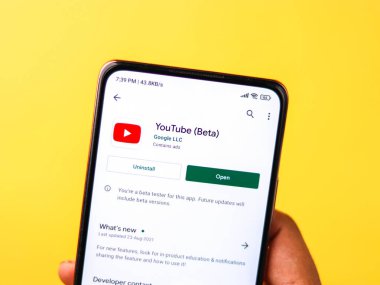 Batı Bangal, Hindistan - 28 Eylül 2021: Telefon ekranında Youtube logosu.