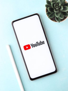 Batı Bangal, Hindistan - 28 Eylül 2021: Telefon ekranında Youtube logosu.