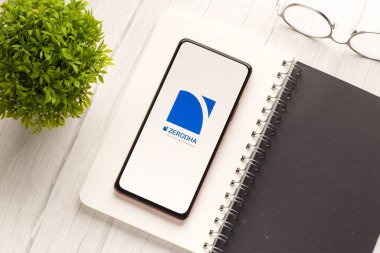 Batı Bangal, Hindistan - 28 Eylül 2021: Telefon ekranında Zerodha logosu.