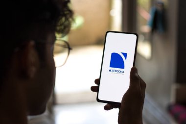 Batı Bangal, Hindistan - 28 Eylül 2021: Telefon ekranında Zerodha logosu.