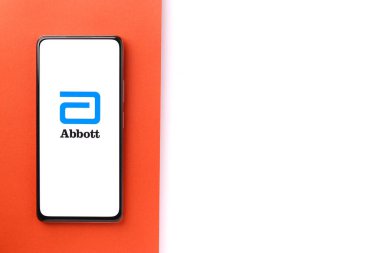 Batı Bangal, Hindistan - 09 Ekim 2021: Abbott Laboratuvarlarının logosu telefon ekranı görüntülerinde.